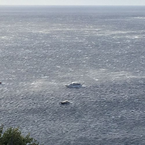 Vento forte fa danni in Costa d'Amalfi: motorini a terra, ormeggi rotti e pedane "volanti" /FOTO