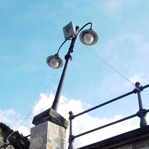 Vento forte imperversa in Costa d'Amalfi: a Maiori lampione semi-divelto al Porto