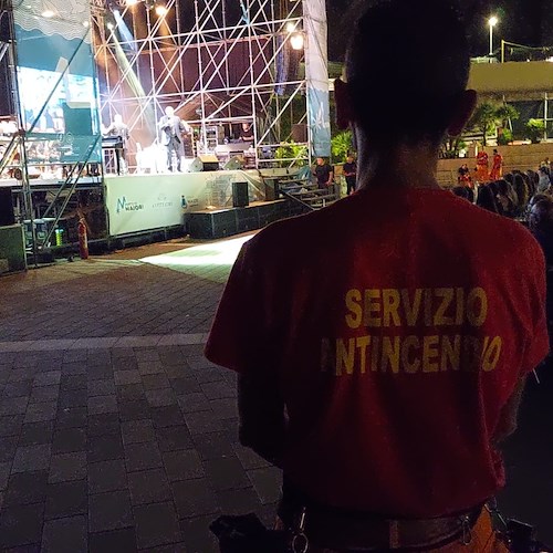 Volontario della Protezione Civile aggredito a Maiori: ragazzo gli rompe il naso durante concerto, si cerca il responsabile