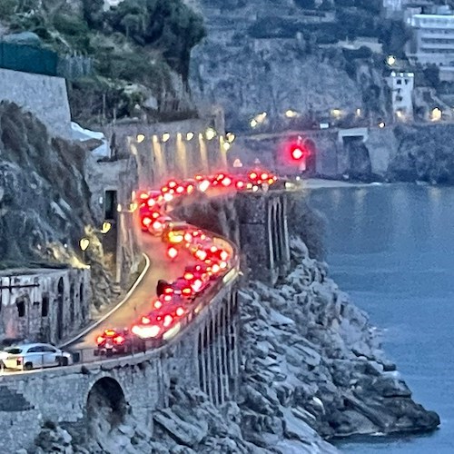 Week end con traffico intenso in Costa d'Amalfi. A Maiori Suv scambia pavimentazione marciapiede per strisce bianche /Foto