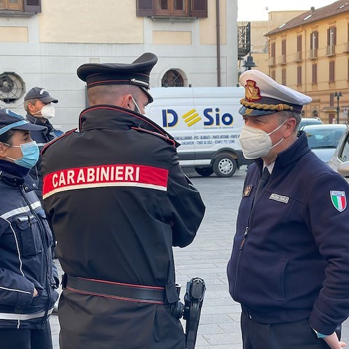 Week end con traffico intenso in Costa d'Amalfi. A Maiori Suv scambia pavimentazione marciapiede per strisce bianche /Foto
