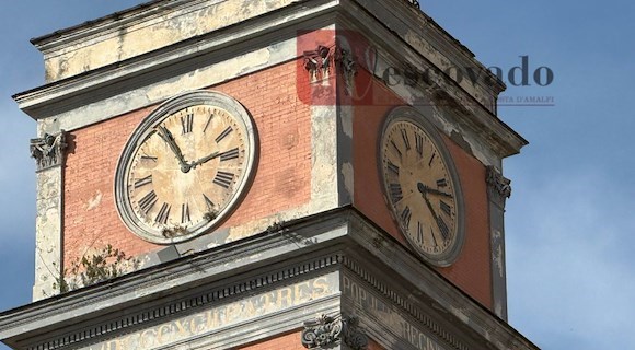 A Maiori due orologi, due ore diverse: sul campanile della Collegiata uno è fermo da settimane