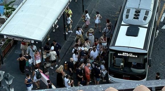 Autobus sovraffollati e viabilità in tilt in Costiera Amalfitana: l'allarme della Fit Cisl Salerno e della Cisl provinciale