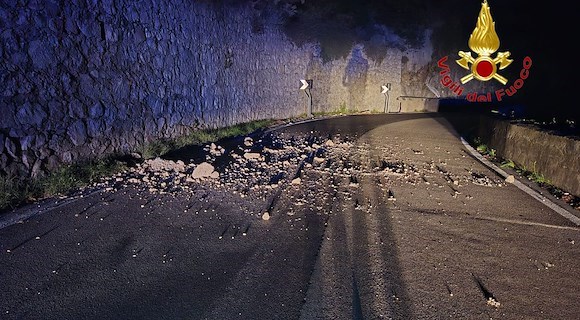 Caduta massi sulla Statale Amalfitana: doppio intervento notturno dei Vigili del Fuoco tra Cetara e Maiori