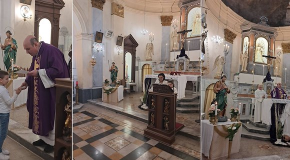 I bambini del catechismo ricevono la consegna del Padre Nostro nella Parrocchia di Santa Maria delle Grazie a Maiori