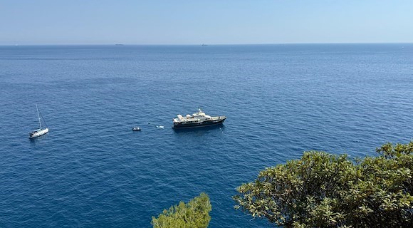Il mega yacht di lusso Explorer avvistato a Maiori