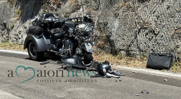 Incidente a Maiori, moto a tre ruote si schianta contro la roccia a Erchie: feriti due turisti