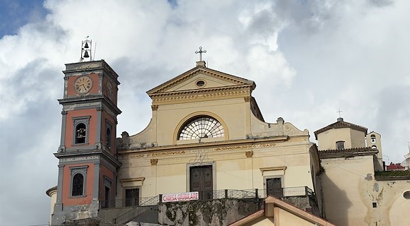 L’orologio del campanile di Maiori bloccato: i cittadini chiedono il ripristino