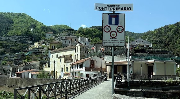 Maiori, cambia la raccolta rifiuti a Ponteprimario: stop al porta a porta, conferimento all'ecoisola