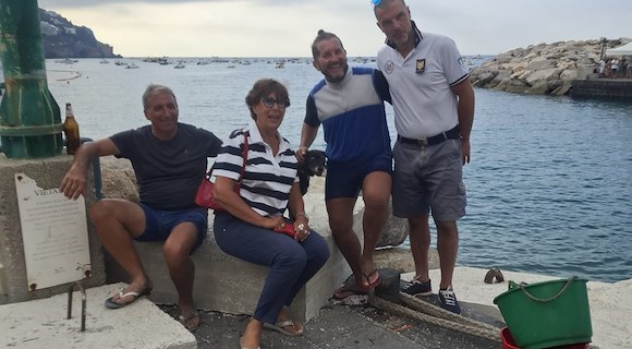 Maiori, cane resta intrappolato tra gli scogli: salvato da alcuni passanti
