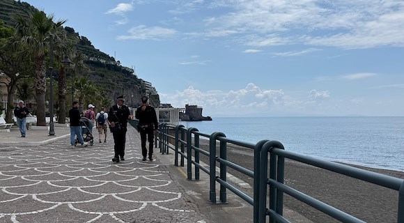 Maiori, controlli dei Carabinieri agli stabilimenti balneari: sicurezza e assunzioni in regola