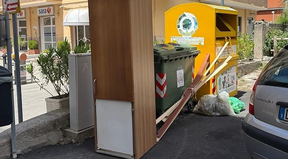 Maiori, frigorifero abbandonato in via Santa Tecla: per smaltire i rifiuti ingombranti basta un click o una telefonata