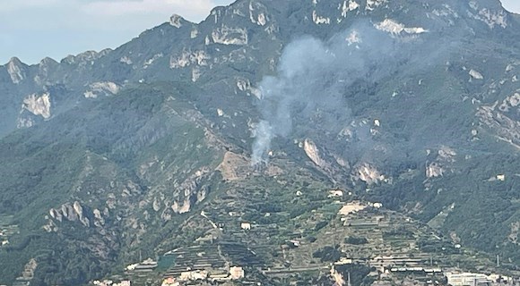 Maiori, fumo e fiamme a San Vito: incendi in collina, soccorsi al lavoro per contenere il rogo