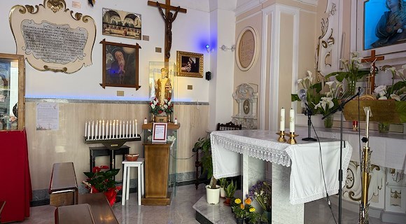 Maiori, i fedeli ricomprano la cassetta delle offerte rubata nella cappella di San Nicola