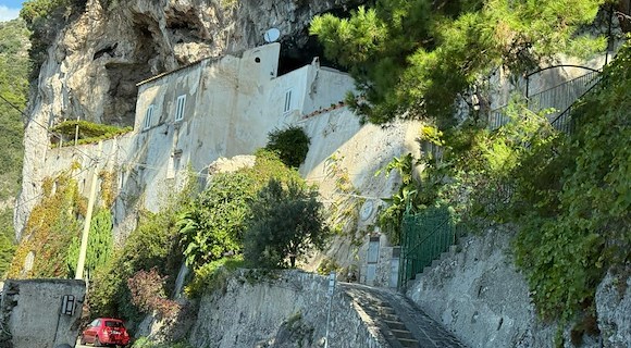 Maiori, reati ambientali e opere abusive nella zona della Badia: scatta il sequestro in un’area vincolata