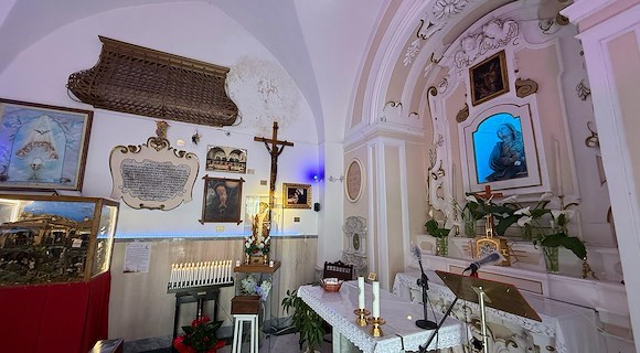 Maiori, stasera inizia allestimento del Santo Sepolcro nella cappella di San Nicola: luci, simboli e battenti per la Settimana Santa