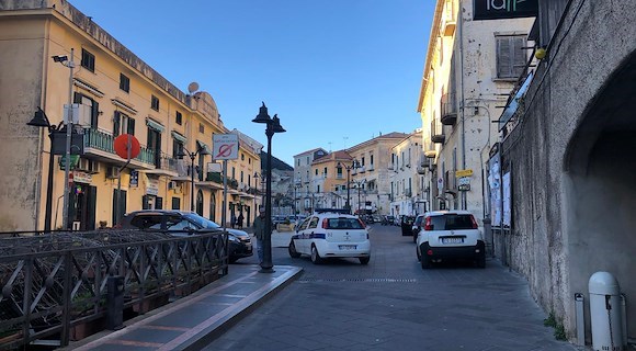 «Ridateci le panchine di Maiori»: i pensionati scrivono al Comune
