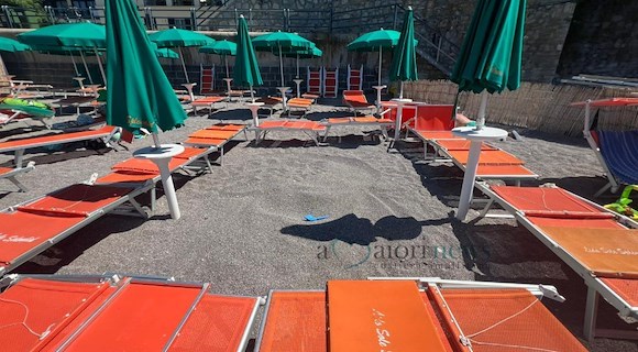 Tartaruga marina sulla spiaggia di Maiori: possibile nido al lido dell’Hotel Sole Splendid