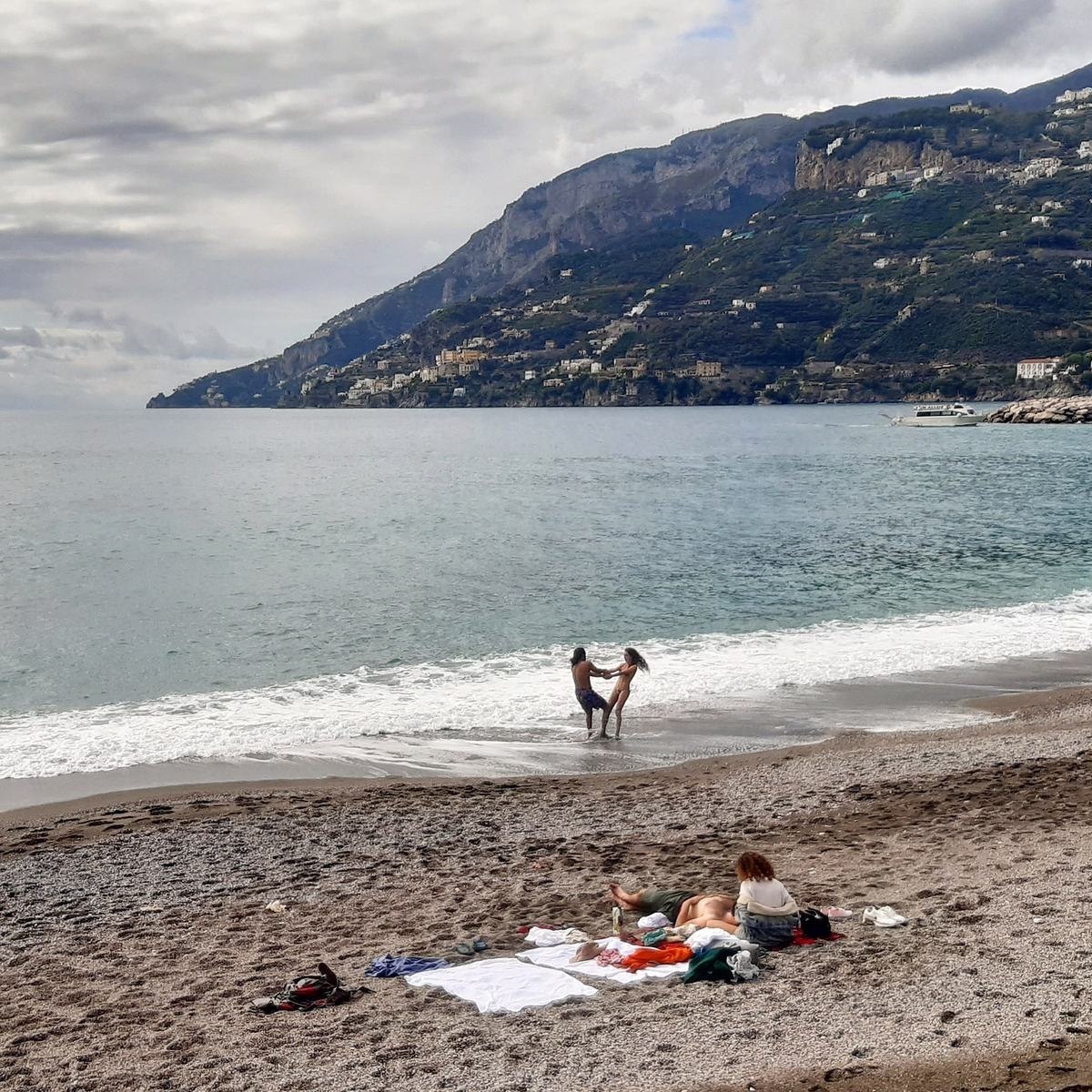 Maiori News Bagni D Ottobre In Costiera Amalfitana Turisti Si Godono Il Mare In Tranquillita